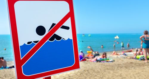 Beach bans bathing due to pollution 
