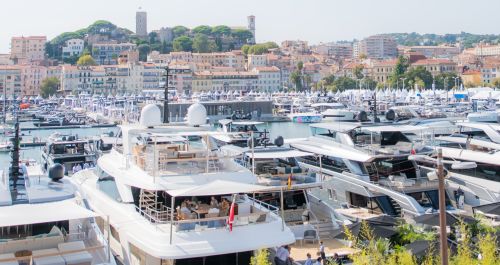 Boat catches fire in port of Cannes