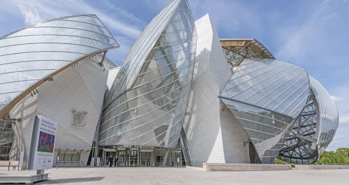 Extinction Rebellion activists cover the Louis Vuitton Foundation in paint.