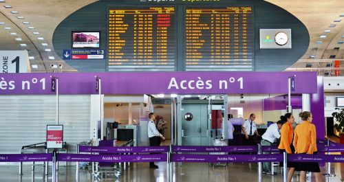  Man brandishing knife shot dead at Paris airport 
