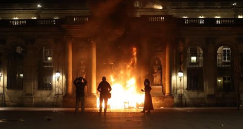 Town hall of Bordeaux is set on fire during protests 